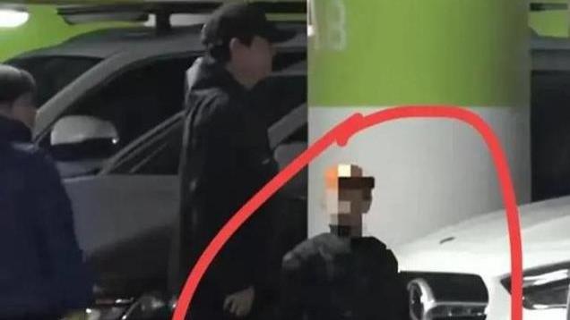 42岁姚笛曝出儿子近照，身高已有140，网友惊呼：怎么长成了这样