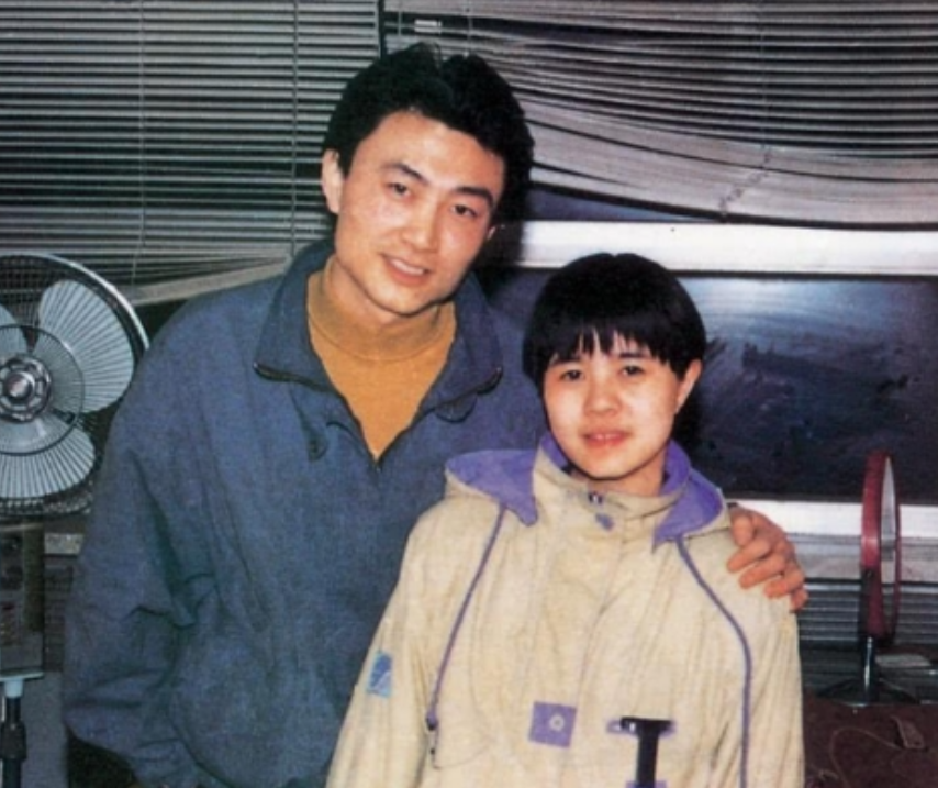 1988年，“国脸”王宁拉着“金龟子”刘纯燕去领结婚证。民政局的工作人员问王宁: