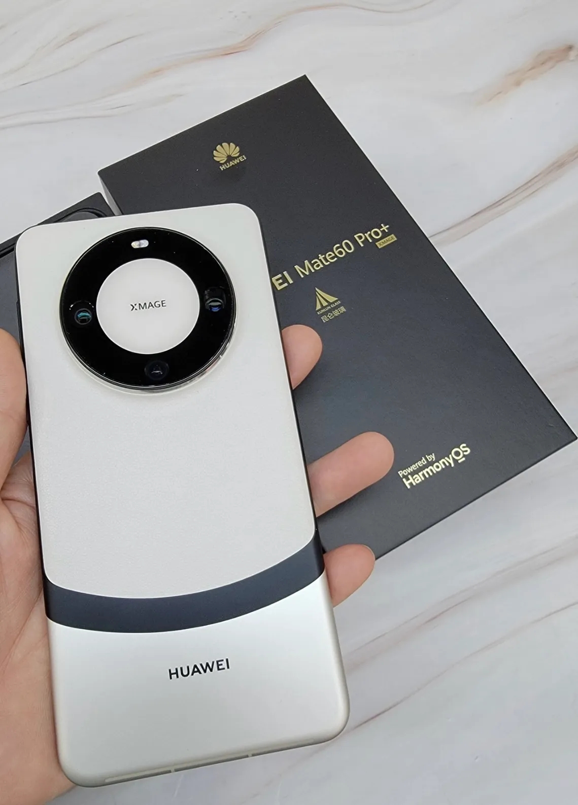 今天收了一台华为mate60pro+回来，16+1T白色版本，外观成色蛮不错的，