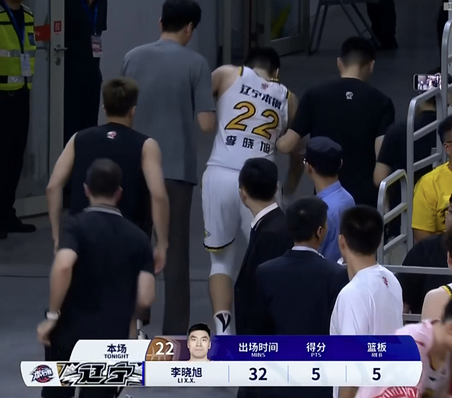 什么是格局！在李晓旭受伤的时候，广东的MC都号召球迷给李晓旭鼓掌，希望他没事，现