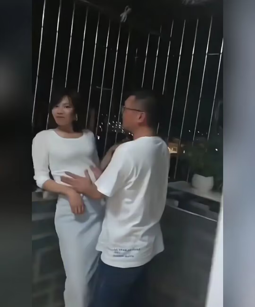 出来聚会忌讳的就是拍照...