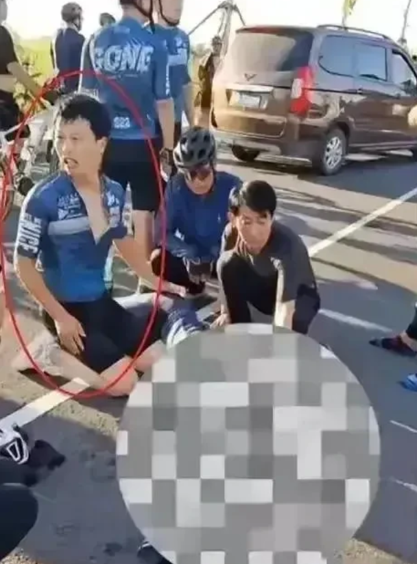 
小男孩骑行中摔倒，被车碾压身亡，据说事故发生的地方，路还没开呢！现在，司机的车