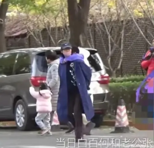 白百合现在心心念念的都是小儿子，果然有了“后爸就会有后妈”。
 
二婚后的白百合