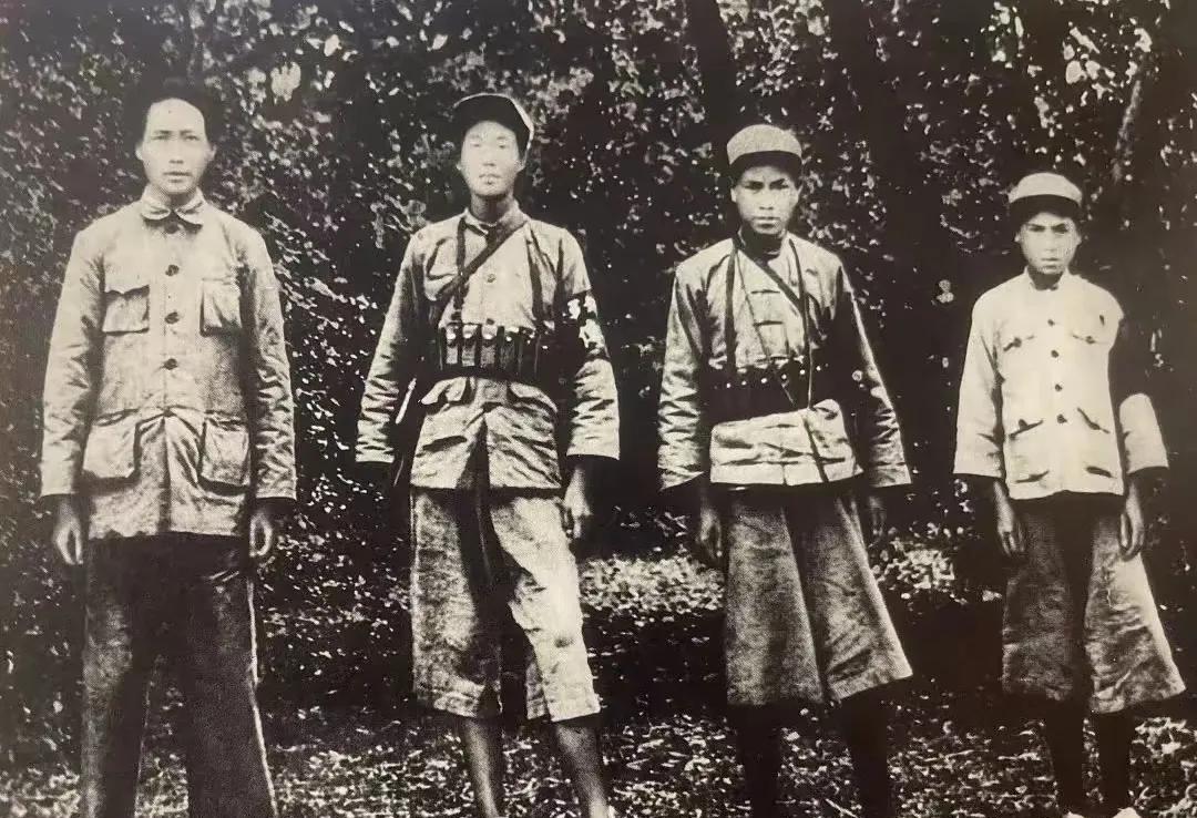 1934年，江西瑞金，伟人与警卫员（左二起：吴光荣、陈昌奉、戴田福）合影！看得出