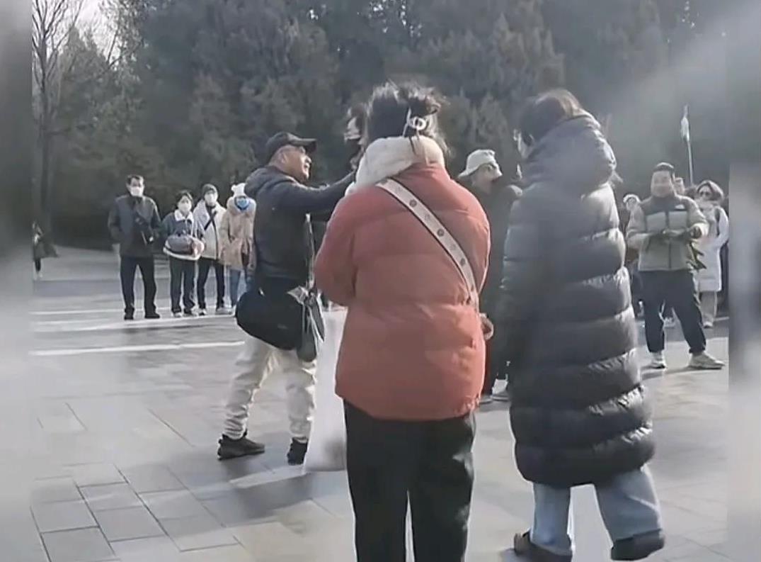 在北京天坛公园，老人制止年轻人抽烟发生争执。
       看了视频，说一句公道