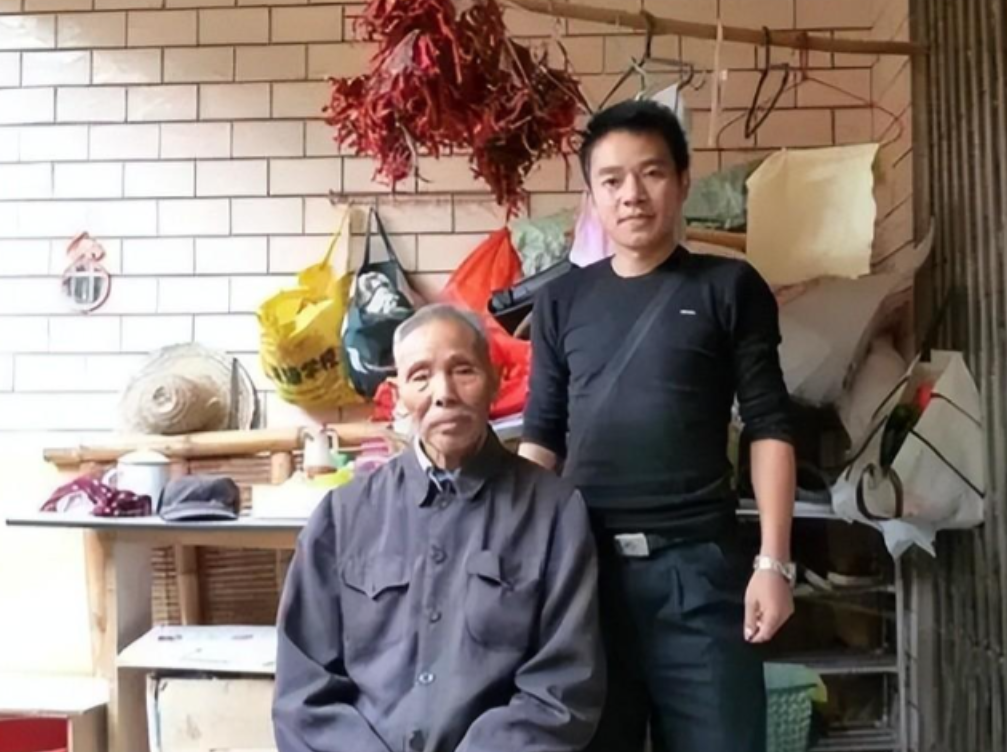 2003年，一男子掉进河里，被60岁老汉搭救。为报恩，男子常去照顾老汉，俩人亲如