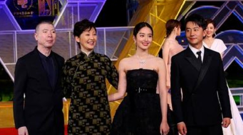 徐帆从演员起步，凭借扎实演技崭露头角。曾传被王志文赶出家门，后与冯小刚成婚又有“