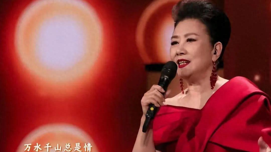 阿姐汪明荃：77岁压轴春晚，无儿无女却有一屋子人给她磕头拜年