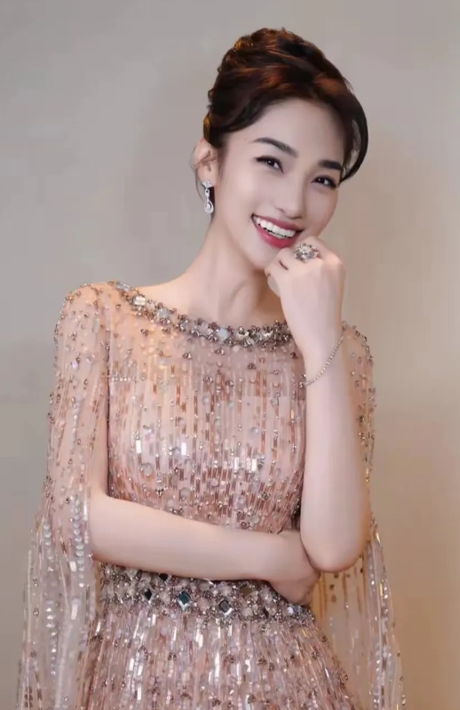 才貌双全的18位央视主持人，你最喜欢谁？
个人觉得，董卿论学识没得说，气质可以，