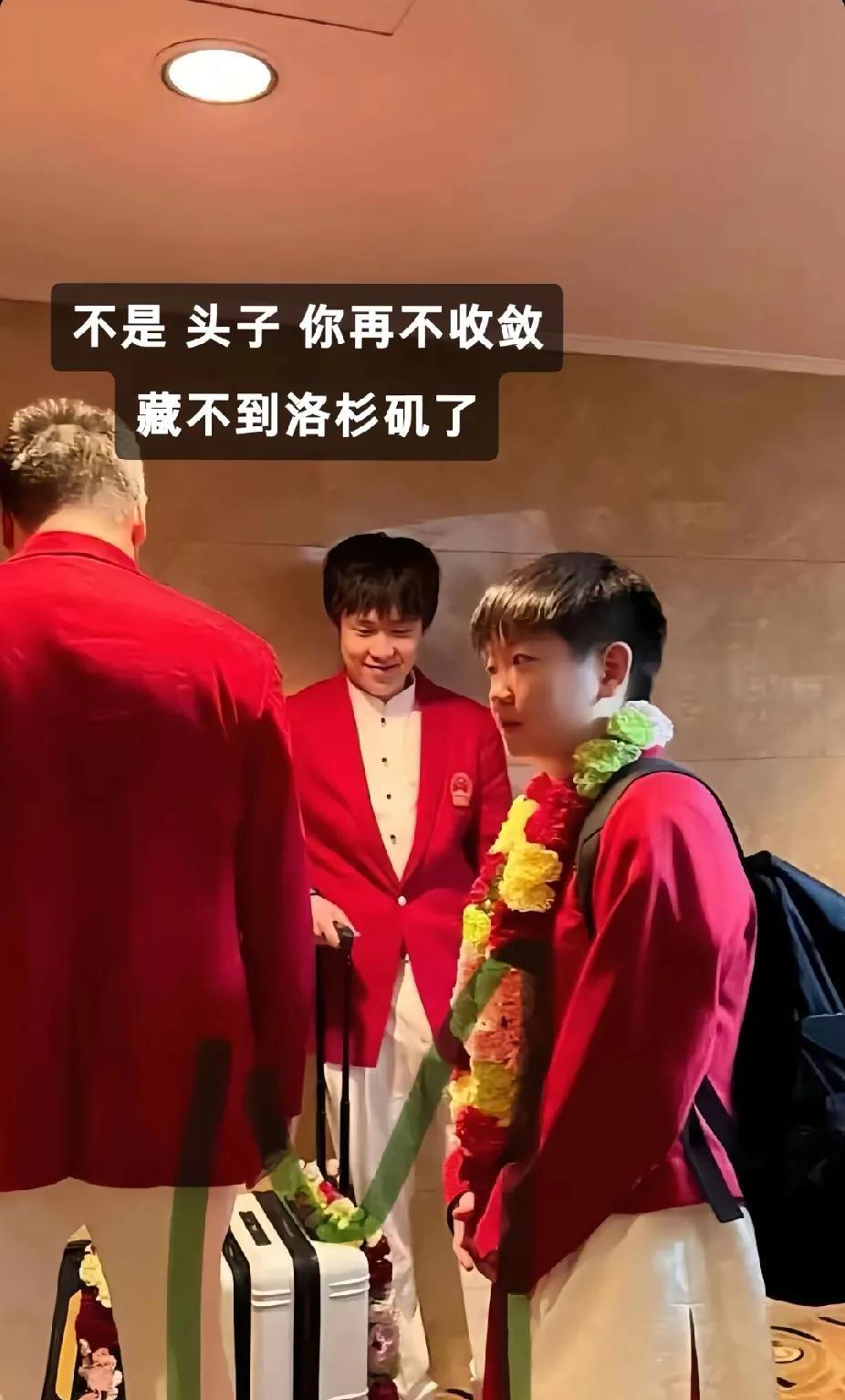 只有这个时刻，大头是娇羞的表情！
莎莎在旁边，似乎在和别人说话，大头站在一旁低着