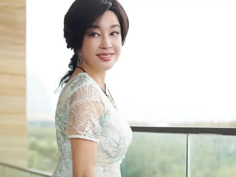 刘晓庆有四段婚姻:
第一段与王立结婚，6年后离婚！
第二段陈国军结婚，2年后离婚