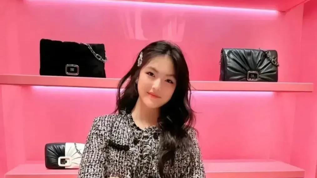 李湘女儿王诗龄：14岁大气亮相巴黎时装周，这次全网都羡慕了！