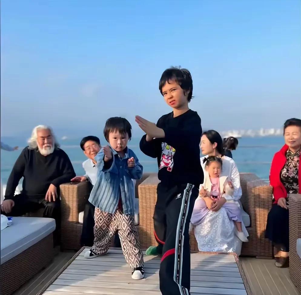 有一次，张纪中带一家人去海边游玩。他为岳父母定制了海边的全景房，带着靠近水面的竹
