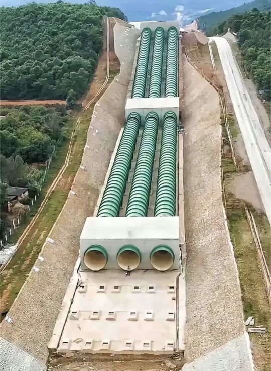 这工程放大看显得人很渺小