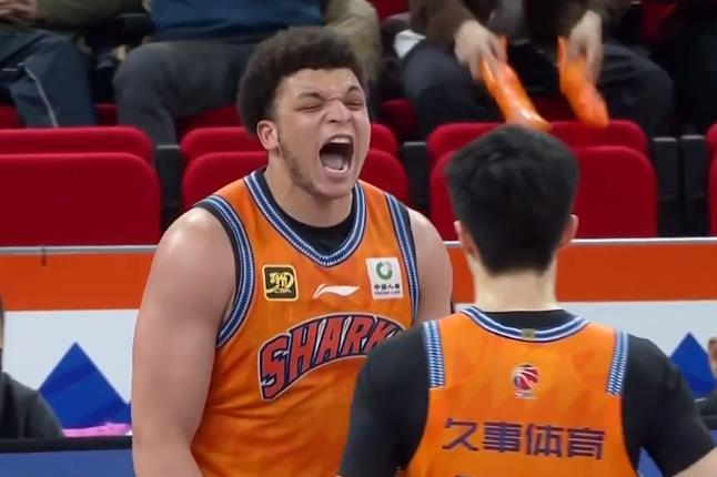 上海男篮主场108-96胜北控，豪取十连胜，下半场阵容深度优势显现。各界媒体专家
