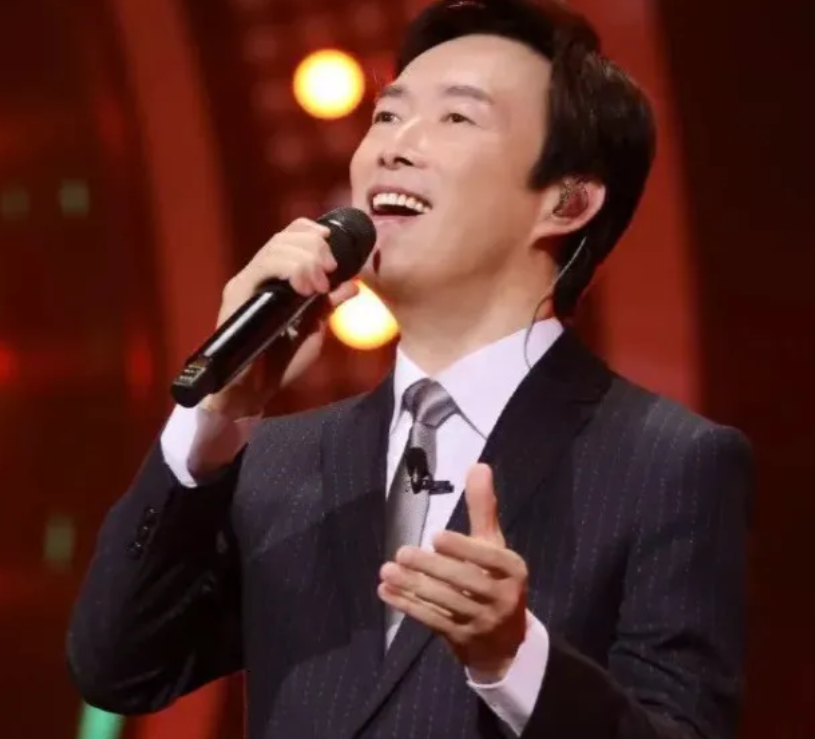 费玉清帮姐姐还了 2 亿贷款后，每月给她 10 万生活费，姐姐却抱怨：一个月才给