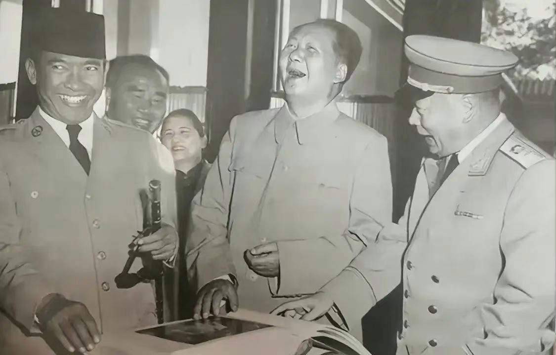 1965 年，一张珍贵照片定格了毛主席重返井冈山的画面。彼时，毛主席静坐于这片承