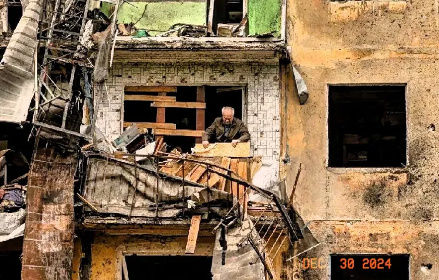 乌克兰总司令于顿涅茨克开完一场关键会议后，所乘座驾竟突遭剧烈爆炸，瞬间火光冲天，