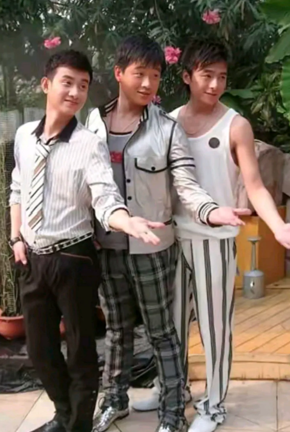 那时候的他们正青春，三个人的姿势，看着太可爱了。
三位年轻时的同框照，仿佛是一幅