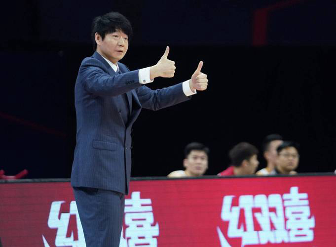 邱彪，这位新疆队的主教练，已然预定了本赛季最佳主教练的荣誉。他以其独到的战术眼光