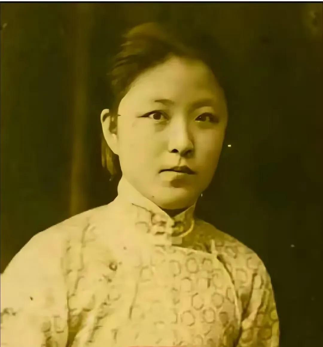 这张照片拍摄于上世纪三四十年代，照片中的美女叫陈文君，是当时军统上海站的谍报员。