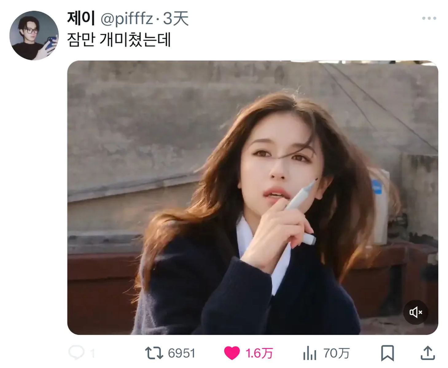 李兰迪凭借一张动图，在韩国出圈了。
少女一身学院风打扮，浅栗色长发被风吹起，嘴里