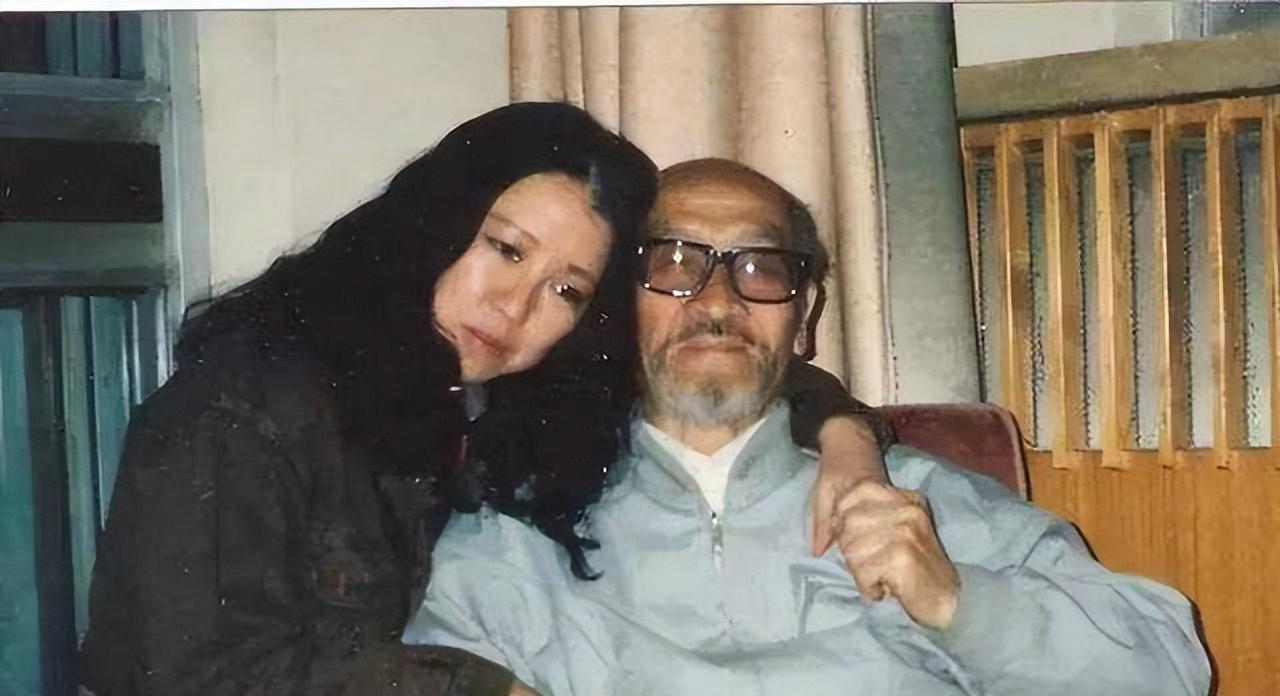 1990年，47岁的三毛要离开乌鲁木齐的时候，死死抱住年近80的王洛宾，哭着说：