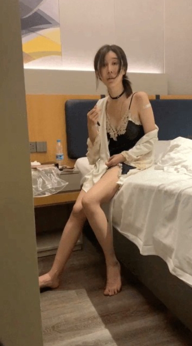 浙江一男子带着女友入住某高档酒店41楼的客房，专门选择了面朝钱塘江的房子，两人放