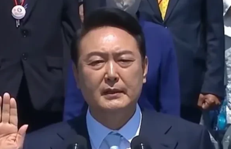 尹锡悦成“瓮中之鳖”了！
韩国那边传来大消息！
就在昨天，1月12日晚上，韩国公