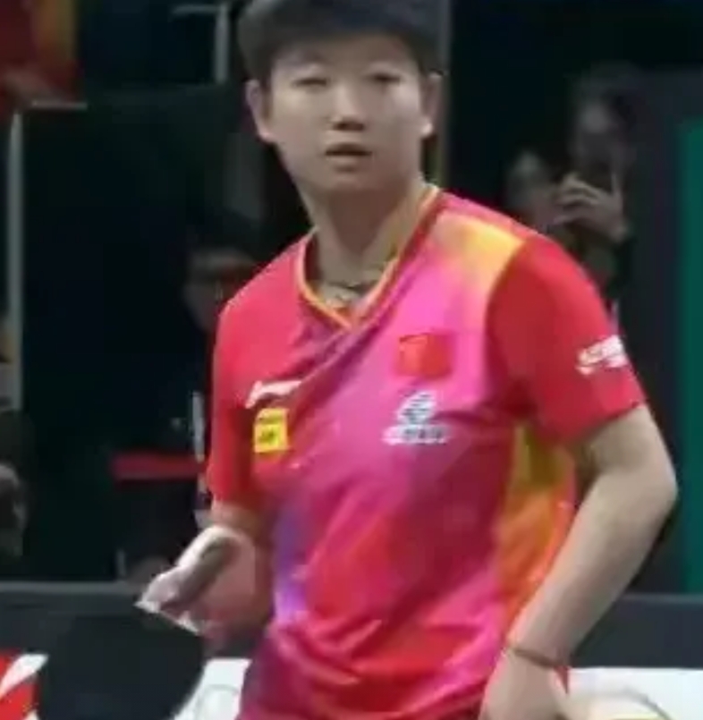 孙颖莎和张怡宁比，实在没有什么可比性。
1，比实力。张怡宁是发现打现拿冠军太多不