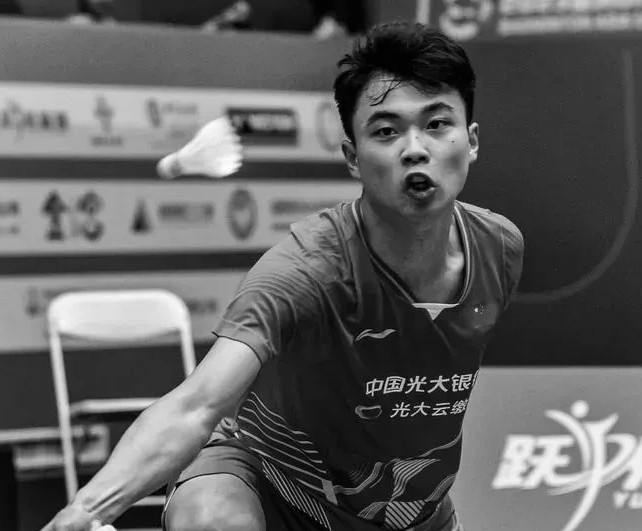 无语死了，体育运动本来就是比较危险的，就算是摔倒，医疗人员也应该第一时间上去询问