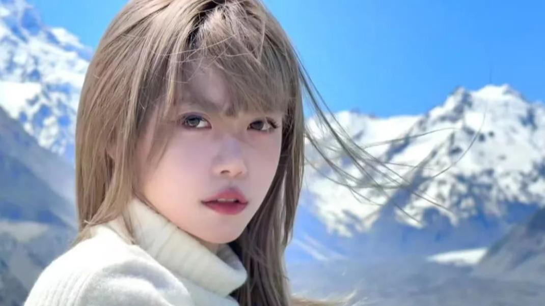 盗版周淑怡深夜开播，借着酒劲在直播间疯狂摇摆