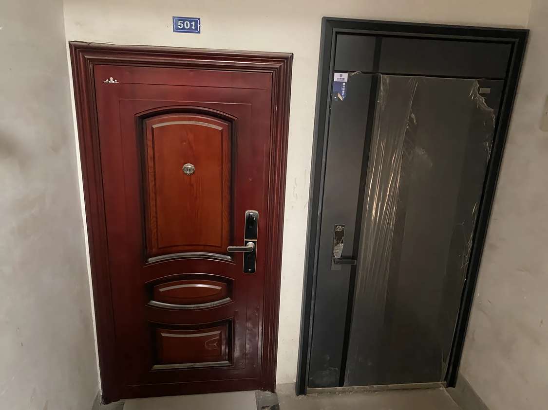 隔壁邻居装修换门，不经过我同意直接换了，现在他家的门比我高一大截，是否对我影响？