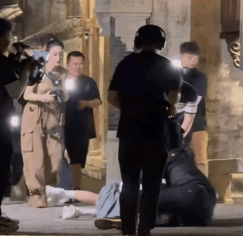 我滴乖乖！看着都疼，那英录节目时被嘉宾扑倒了……
网上晒出一段那英录制《萌探》的