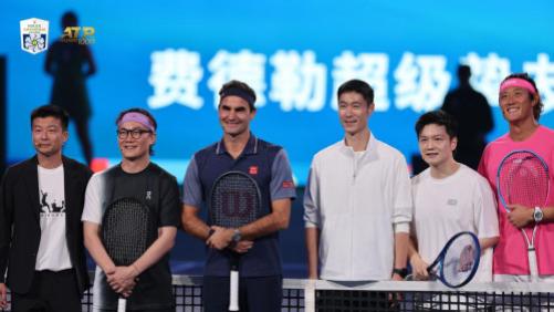 天丝红牛费德勒超级挚友之夜，樊振东施展网球加旋绝技ACE费德勒