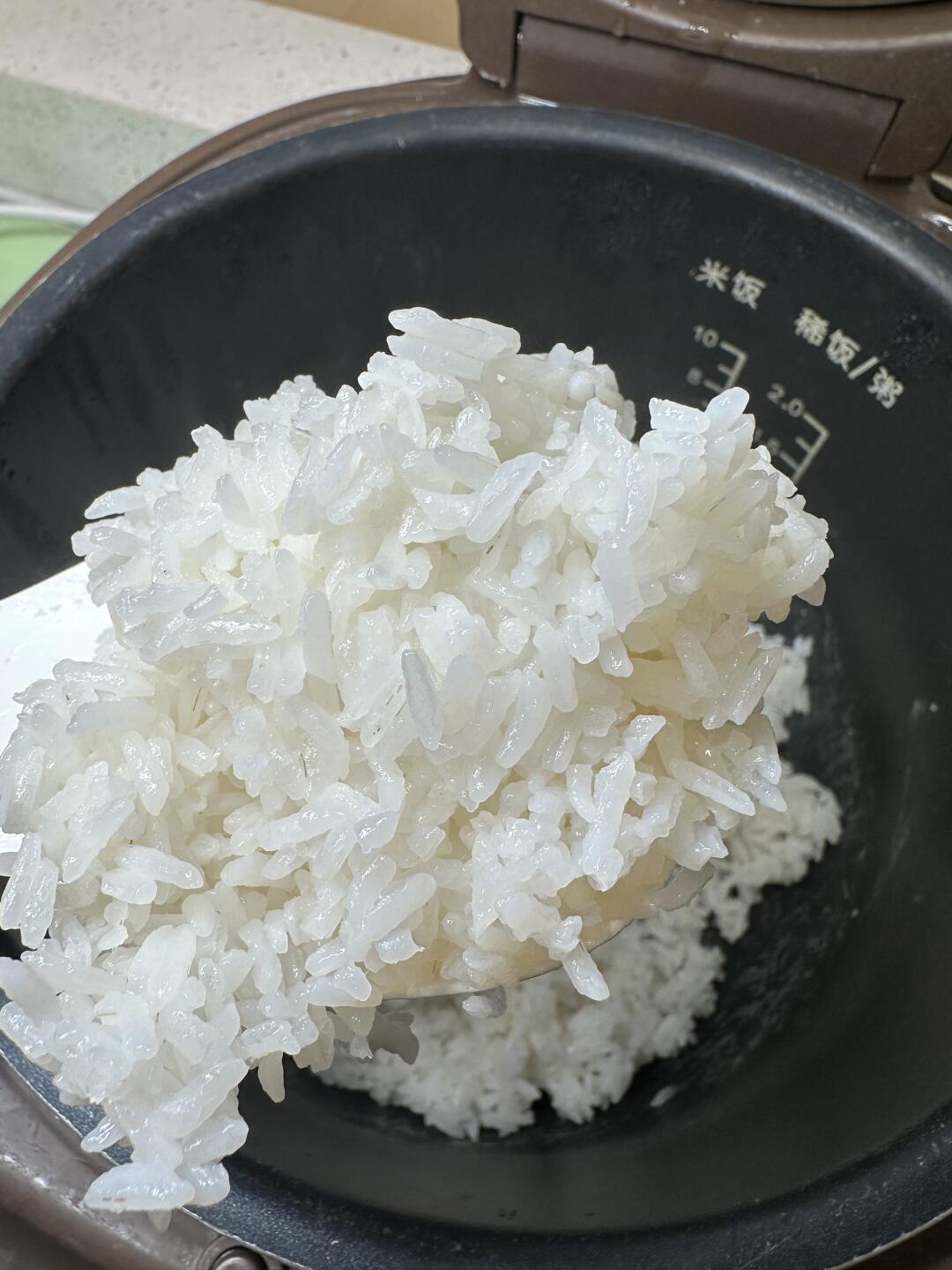 今天周日，邻居突然要去加班，发微信给我，让我代烧几个菜，随意搭配。
给小朋友代烧
