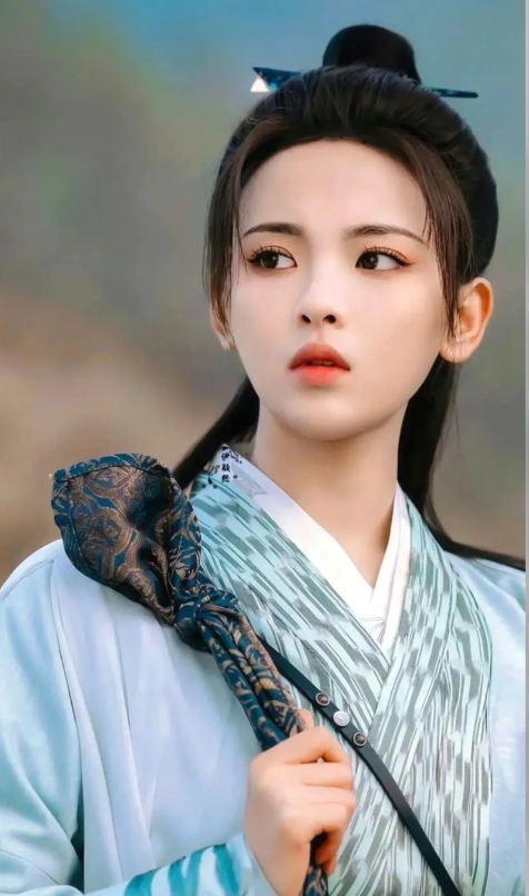 杨超越话剧新挑战：现场的魅力与考验