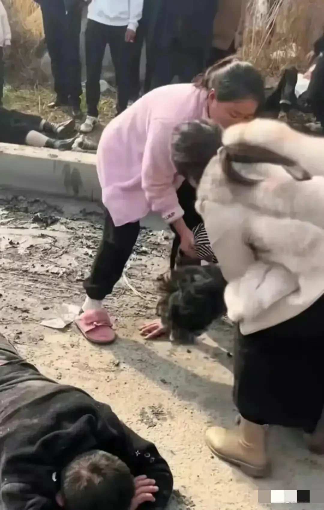 内蒙古通辽，男子正在家午睡，突然听见妻子大声求救。男子冲出屋外，见心爱之人正被一