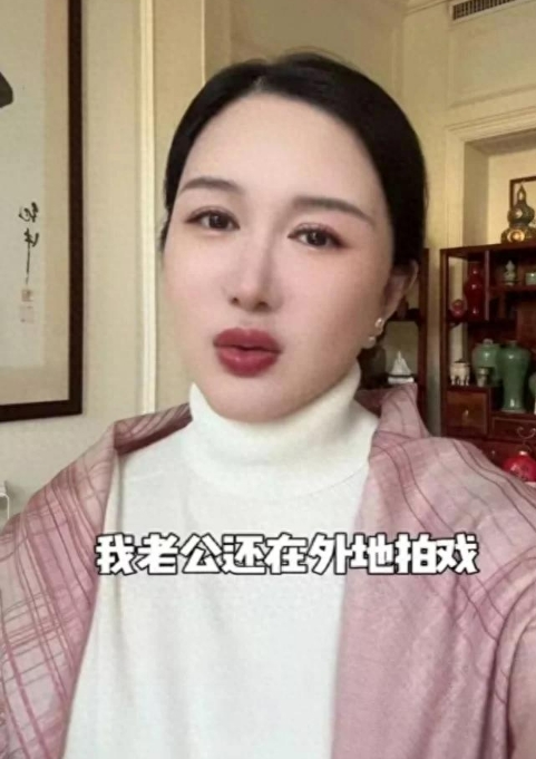 家人们，最近张纪中一家的过年消息火了！


张纪中因为拍戏留在外面，他的娇妻杜星