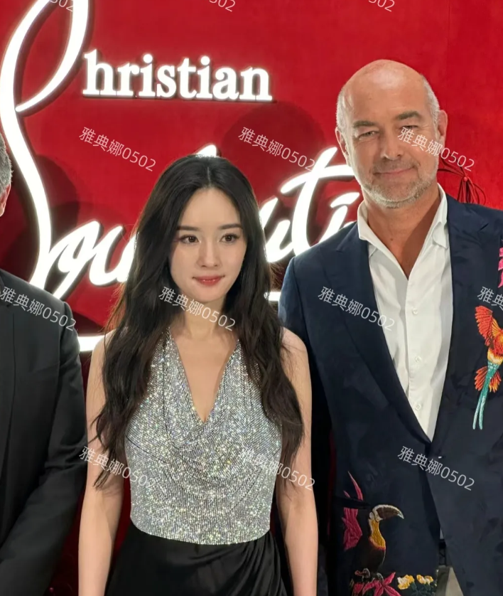 北京SKP见到杨幂了，本人好漂亮！
又瘦又高五官精致得像洋娃娃一样，十分惊艳，3
