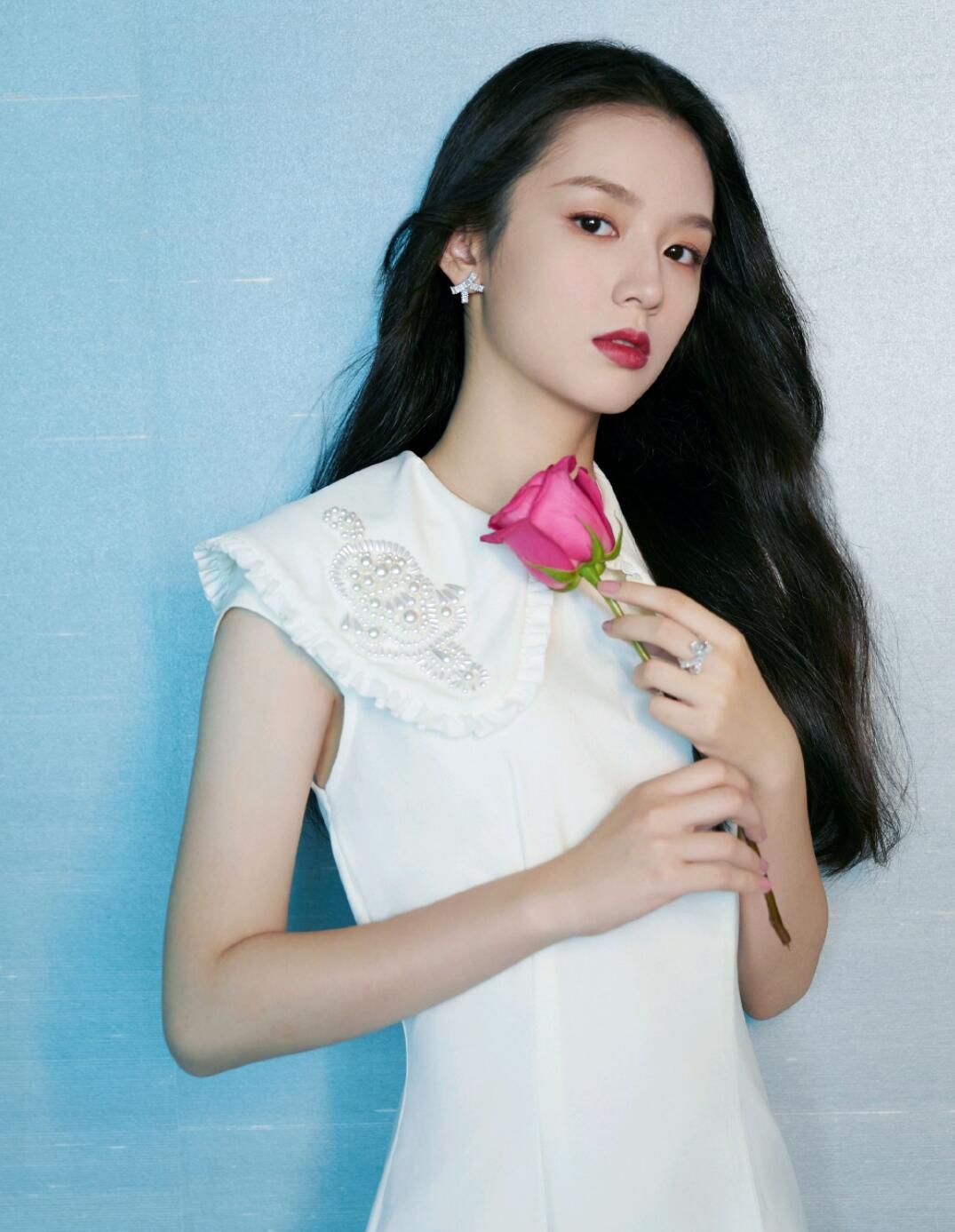 素颜女神周也现身街头，自然之美惊艳路人
