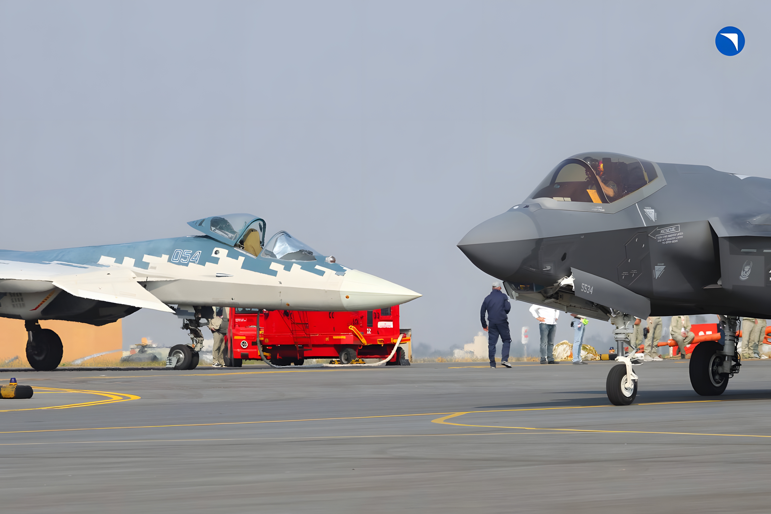 F-35与苏-57首次同框对比，真不愧一个“肥电”、一个“拍扁的侧卫”！

在正