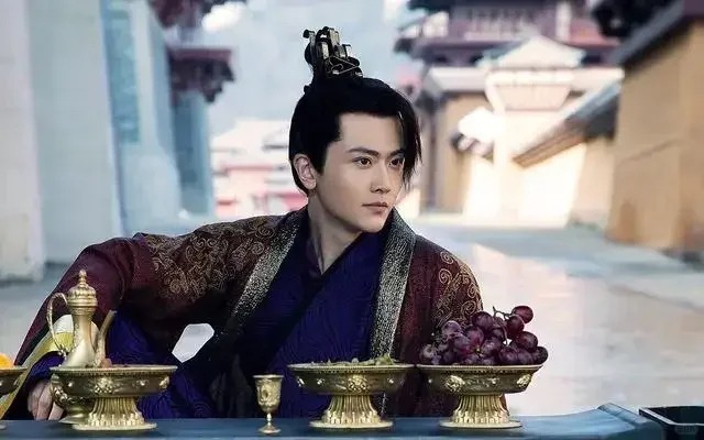 《庆余年2》：二皇子竟是剧中最惨，至死不知是庆帝的棋子，范闲都后怕。二皇子一直对