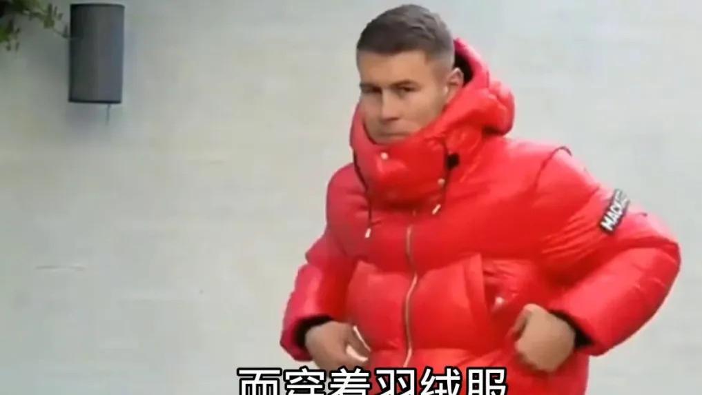 游泳运动员出场，为什么穿羽绒服？