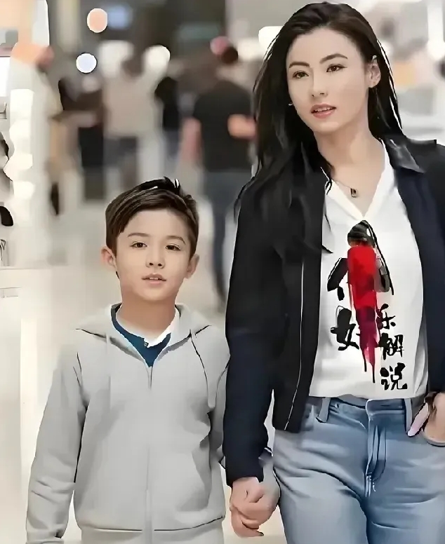 张柏芝的大儿子和二儿子的父亲是谢霆锋，小儿子的父亲是个谜！
张柏芝给小儿子取名张
