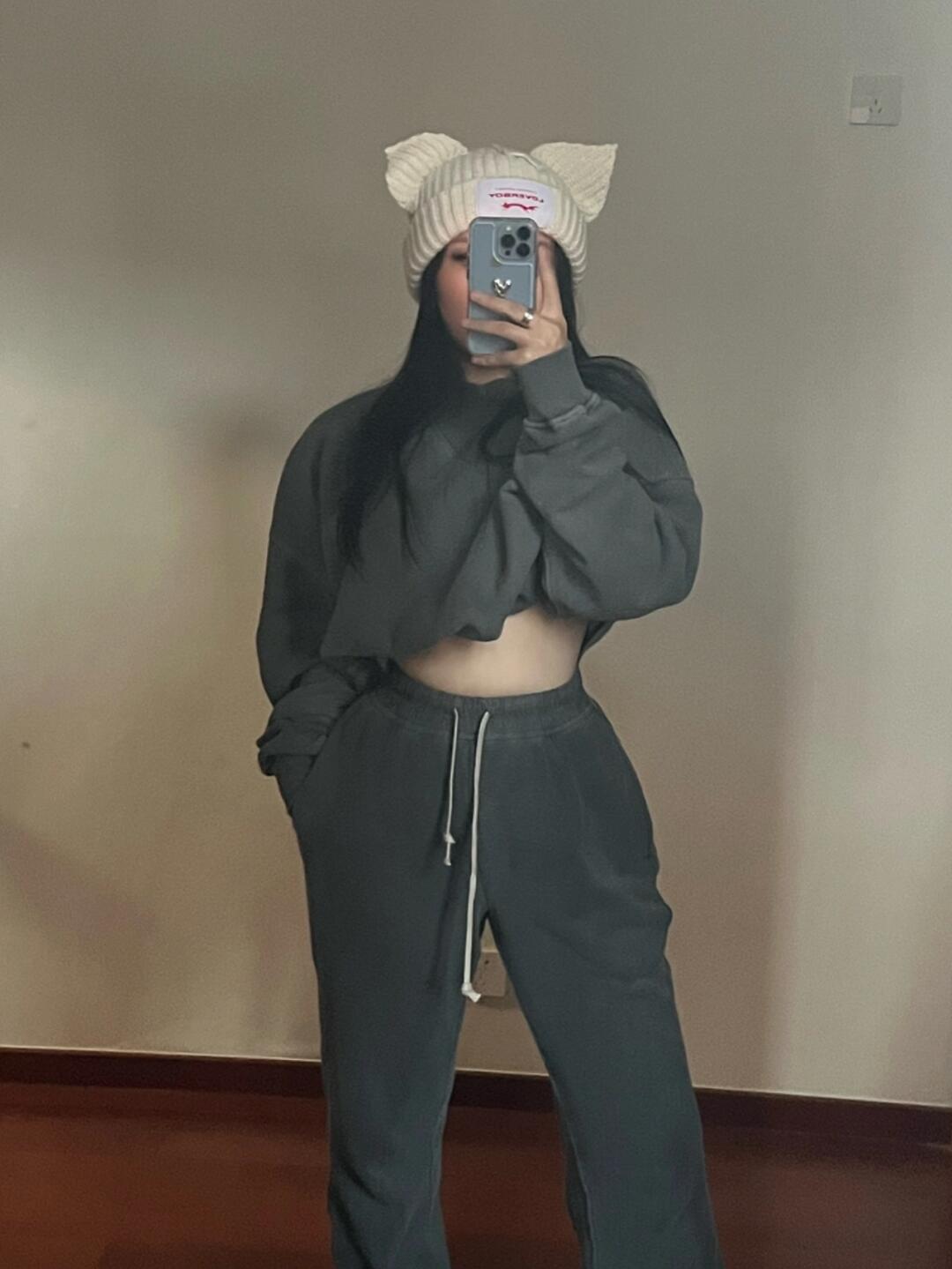 五十度灰灰🌑又到了穿软糯糯卫衣喝热奶茶的季节🍁 