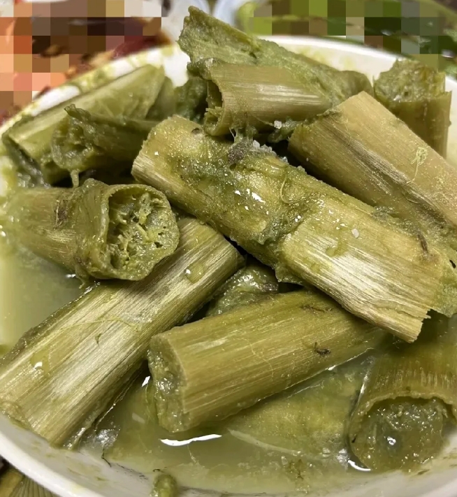今天发现一个稀罕菜，听说是绍兴“三臭”里的一种，咱绍兴的朋友可稀罕它了。闻着那股