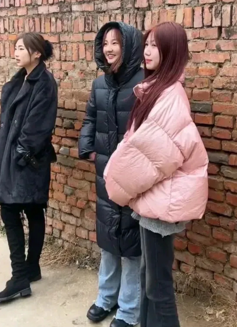 今天下午带侄子去相亲，媒人安排的是中间那个女孩子，可是侄子却喜欢左边那个女孩子，