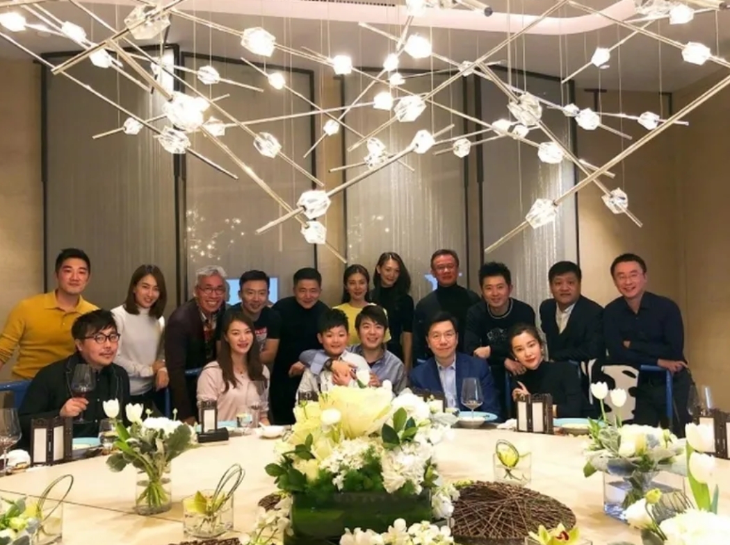 李冰冰、任泉和李开复等一众名人大咖聚餐，李冰冰侧着身子歪头想往李开复身上靠，没想