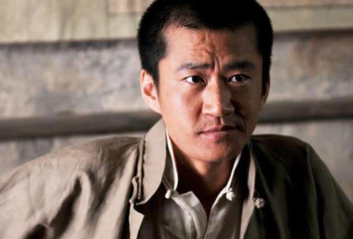 演员李嘉明无戏拍，沦落路边卖炒面